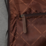 
Prospettiva indossata di Leather Garment Bag Josh su modello - Drappeggio naturale alla luce del giorno