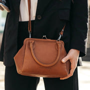 
Tailored Rib Cuffs & Hem Craftsmanship Construction Detail on Chili Borsa a mano in pelle pieno fiore