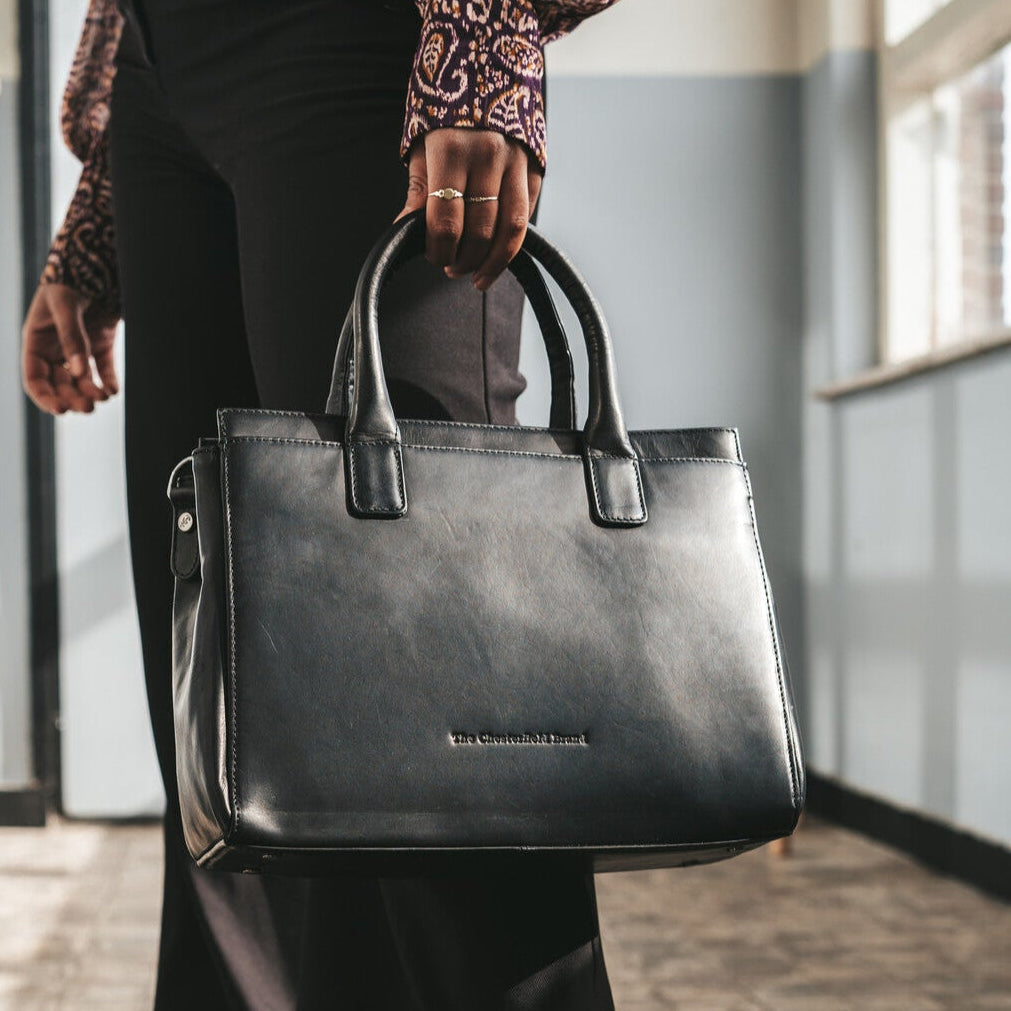 Classic 100% Full-Grain leather Goods - Vista posteriore con spalle definite e orlo pulito