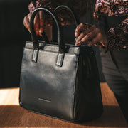 Garda Full-Grain Leather Handbag da Donna - Lateral Side Profile View Showing Sleeve Cut &amp; Athletic Taper Fit