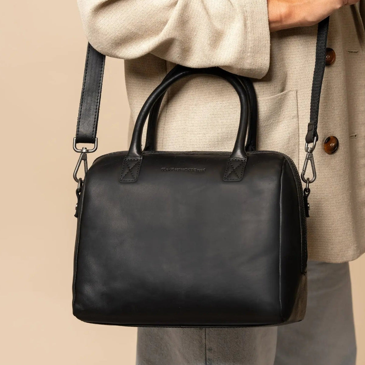 Classic 100% Full-Grain leather Goods - Vista posteriore Showing Tailored Shoulder Fit &amp; Clean Hemline