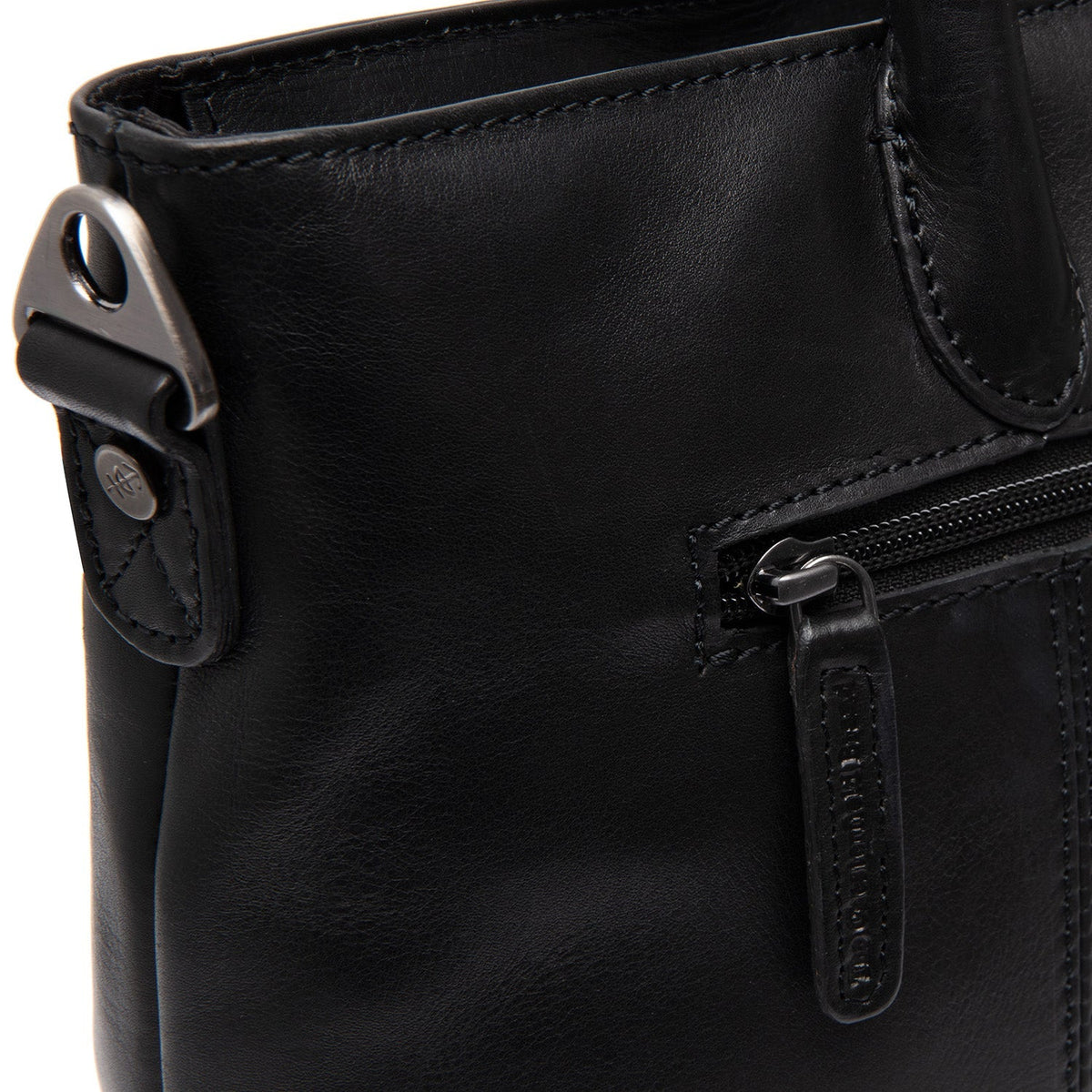 Dettaglio ravvicinato of Classic Collar &amp; Heavy-Duty Zipper Hardware on Pergamino Full-Grain Leather Handbag da Donna