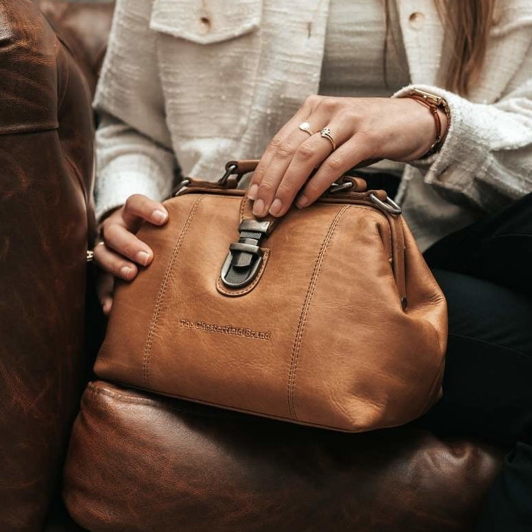
Tailored Rib Cuffs & Hem Craftsmanship Construction Detail on Rachael Borsa a mano in pelle pieno fiore