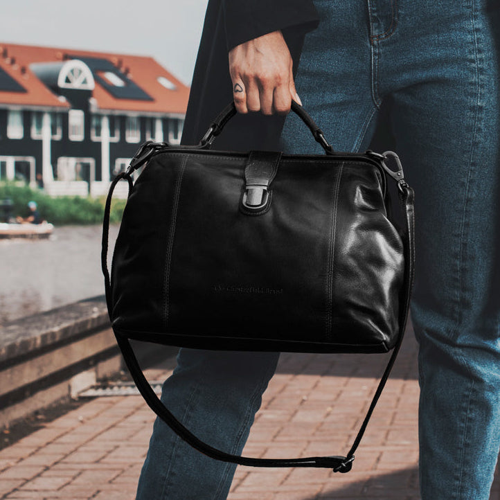 Classic 100% Full-Grain leather Goods - Vista posteriore Showing Tailored Shoulder Fit &amp; Clean Hemline