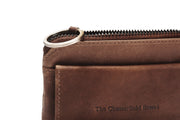 Styled Fit Perspective of Oliver Full-Grain Leather Key Case da Donna on Model - Natural Daylight Drape