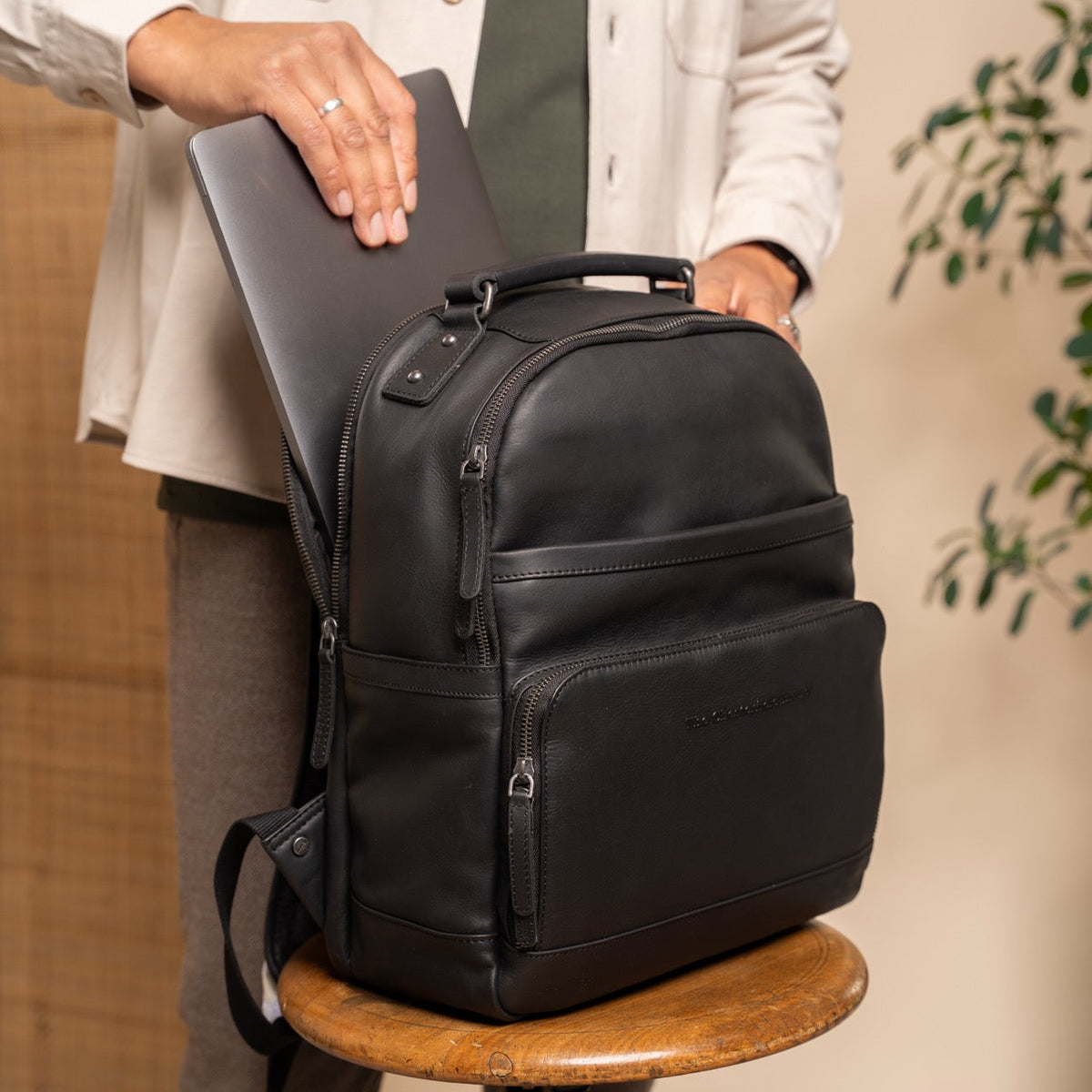
Austin Zaino porta PC in pelle pieno fiore - Profilo laterale strutturato con profondità del soffietto
