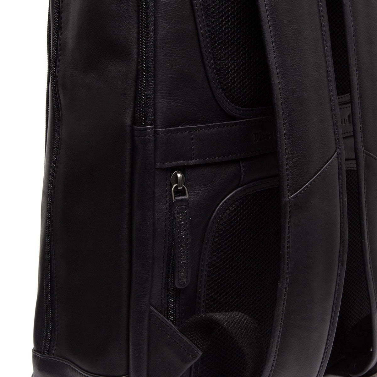 Solid Antique Brass Hardware &amp; Heavy-Duty Dual Zipper Detail on Detroit Full-Grain Leather Laptop Backpack da Donna