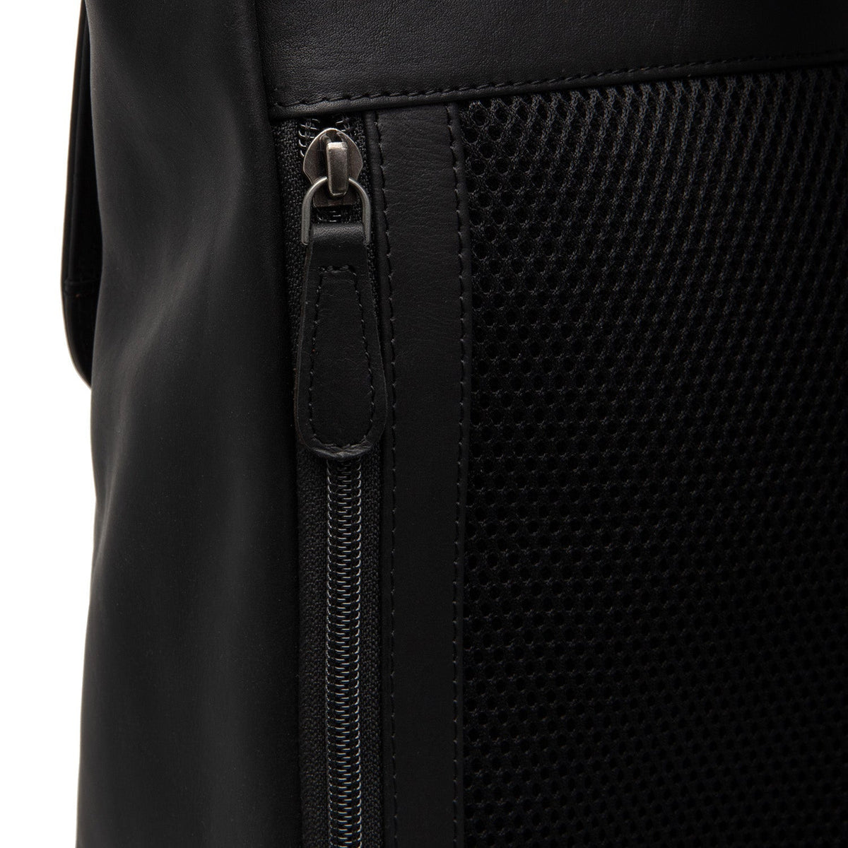 Solid Antique Brass Hardware &amp; Heavy-Duty Dual Zipper Detail on Farrow Full-Grain Leather Laptop Backpack da Donna