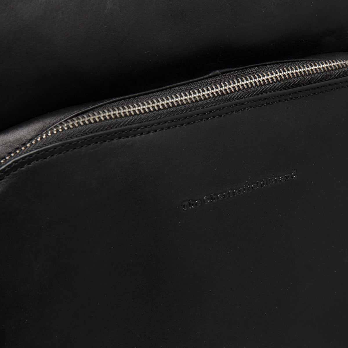 Vista interna Showing Dedicated Padded Laptop Sleeve &amp; Multi-Compartment Organization