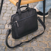 
Classic 100% Full-Grain leather Briefcase - Prospettiva posteriore con spallacci in pelle rinforzati