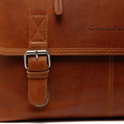 
Solid Antique Brass Hardware & Heavy-Duty Dual Zipper Detail on Imperia Borsa porta PC in pelle pieno fiore