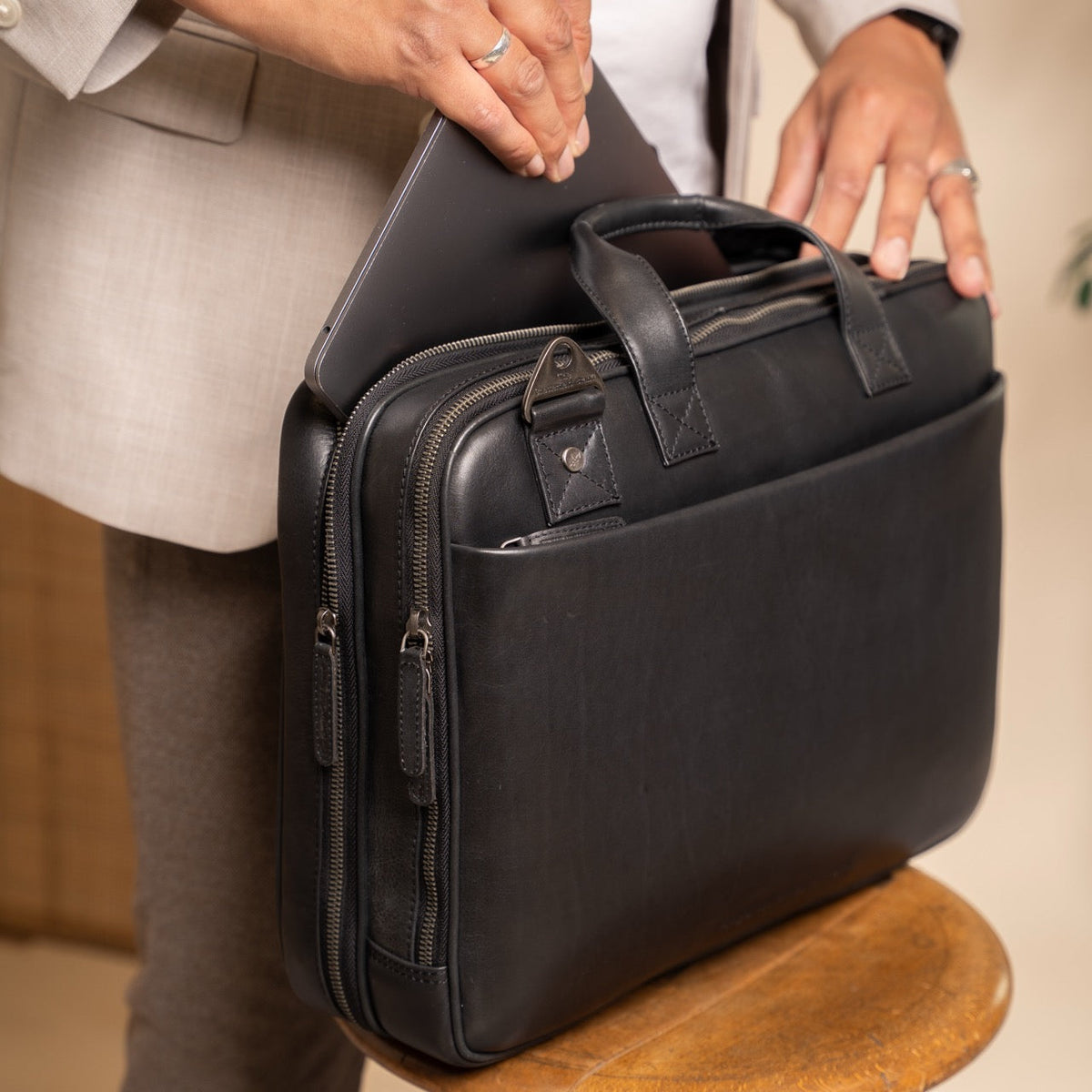 Iseo Full-Grain Leather Laptop Bag da Uomo - Structured Side Profile Showing Gusset Depth &amp; Expansion Capacity