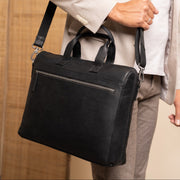 
Classic 100% Full-Grain leather Briefcase - Prospettiva posteriore con spallacci in pelle rinforzati