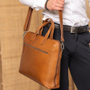 
Levanto Borsa porta PC in pelle pieno fiore – alternate product view 2