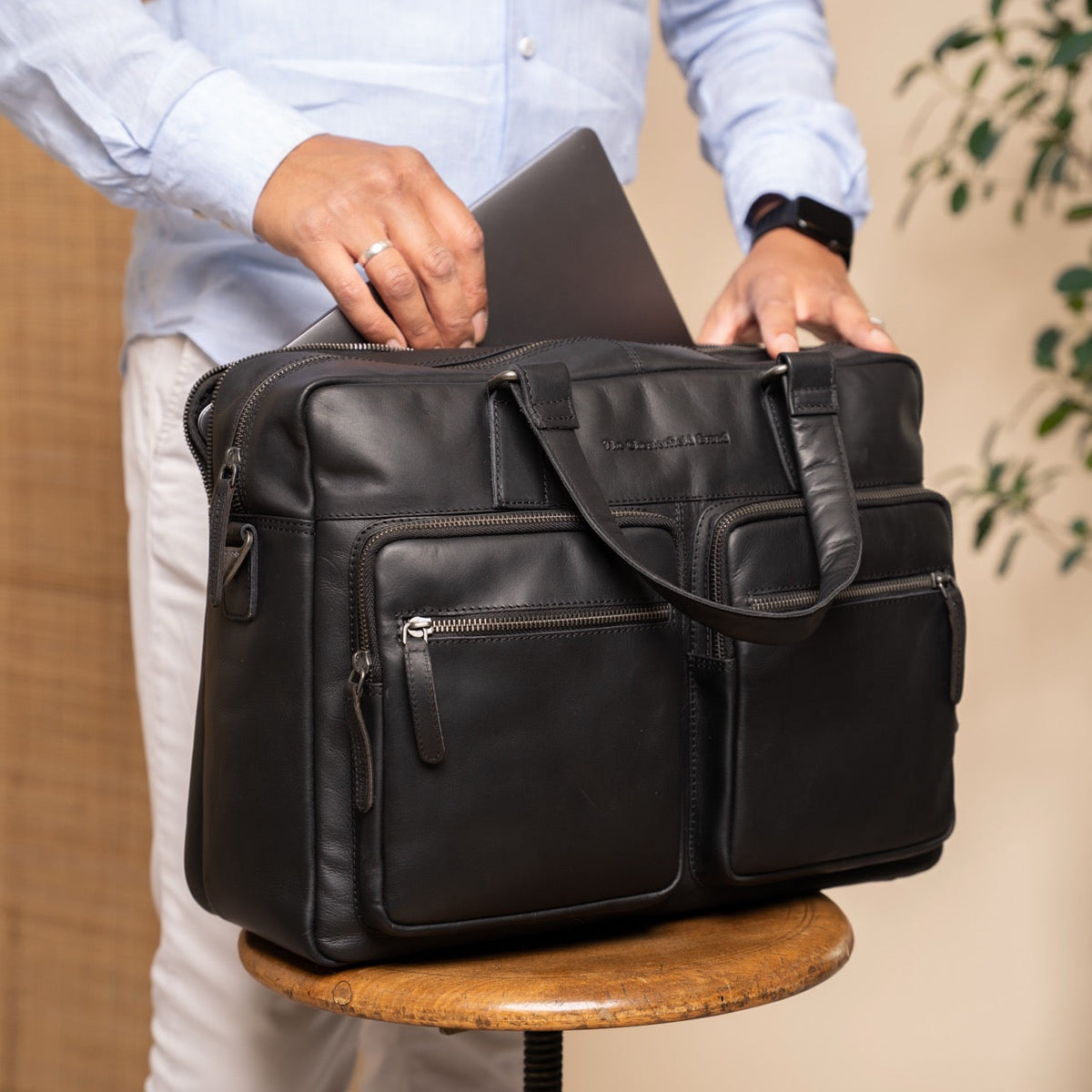 
Misha Borsa porta PC in pelle pieno fiore - Profilo laterale strutturato con profondità del soffietto