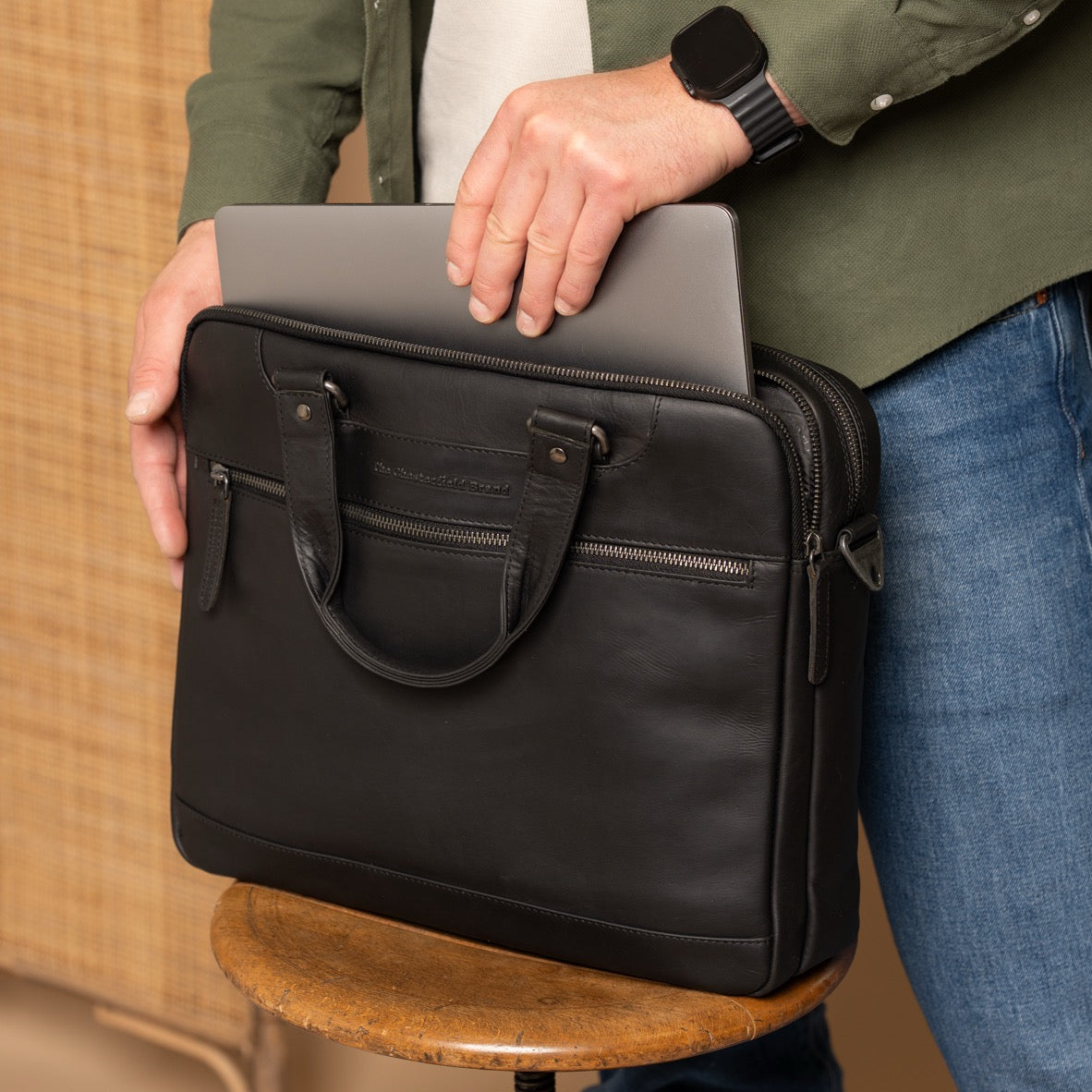 
Classic 100% Full-Grain leather Briefcase - Prospettiva posteriore con spallacci in pelle rinforzati
