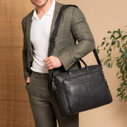 
Solid Antique Brass Hardware & Heavy-Duty Dual Zipper Detail on Tacama Borsa porta PC in pelle pieno fiore