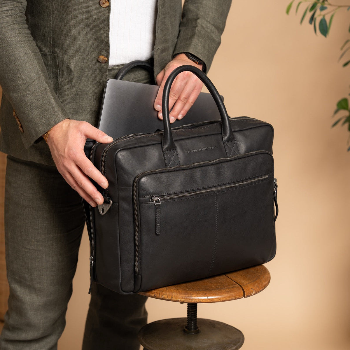 
Tacama Borsa porta PC in pelle pieno fiore - Profilo laterale strutturato con profondità del soffietto