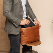 Veneto Full-Grain Leather Laptop Bag da Donna - Structured Side Profile Showing Gusset Depth &amp; Expansion Capacity