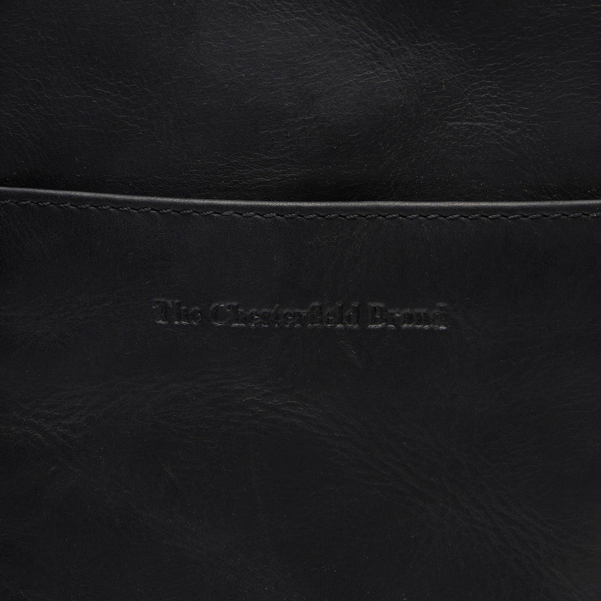 
Dettaglio ravvicinato of Classic Collar & Heavy-Duty Zipper Hardware on Alesund Pelle Pieno Fiore Phone Bag