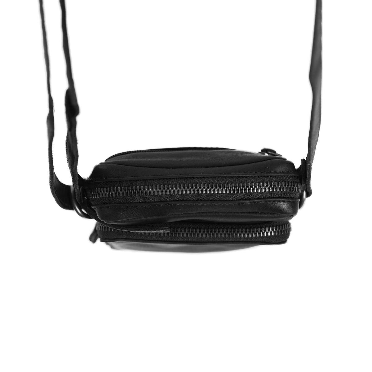 Styled Fit Perspective of Hamilton Full-Grain Leather Phone Bag da Donna on Model - Natural Daylight Drape