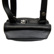 Dettaglio ravvicinato of Classic Collar &amp; Heavy-Duty Zipper Hardware on Langley Full-Grain Leather Phone Bag da Donna