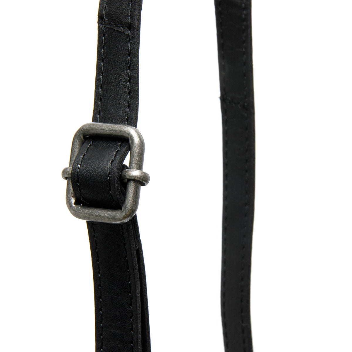 Tailored Rib Cuffs &amp; Hem Craftsmanship Construction Detail on Langley Full-Grain Leather Phone Bag da Donna