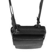 
Prospettiva indossata di Malaga Pelle Pieno Fiore Phone Bag su modello - Drappeggio naturale alla luce del giorno