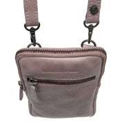 Dettaglio ravvicinato of Classic Collar &amp; Heavy-Duty Zipper Hardware on Salta Full-Grain Leather Phone Bag da Donna