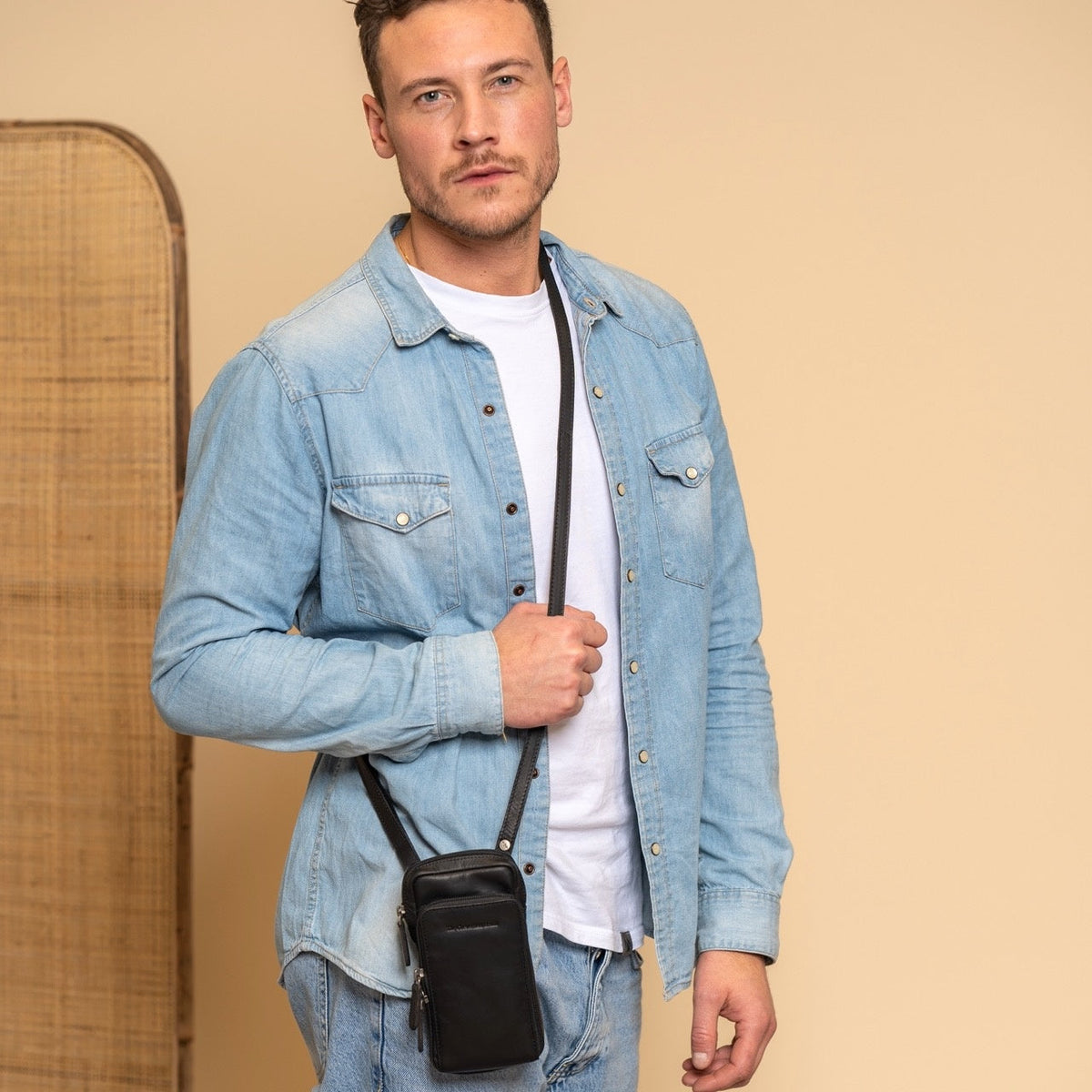 Valdes Full-Grain Leather Phone Bag - Vista laterale che mostra il taglio ergonomico delle maniche