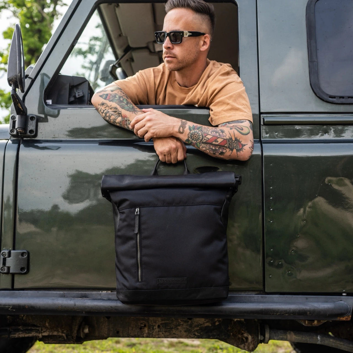 Bornholm Full-Grain Leather Roll-top Backpack da Donna - Structured Side Profile Showing Gusset Depth &amp; Expansion Capacity