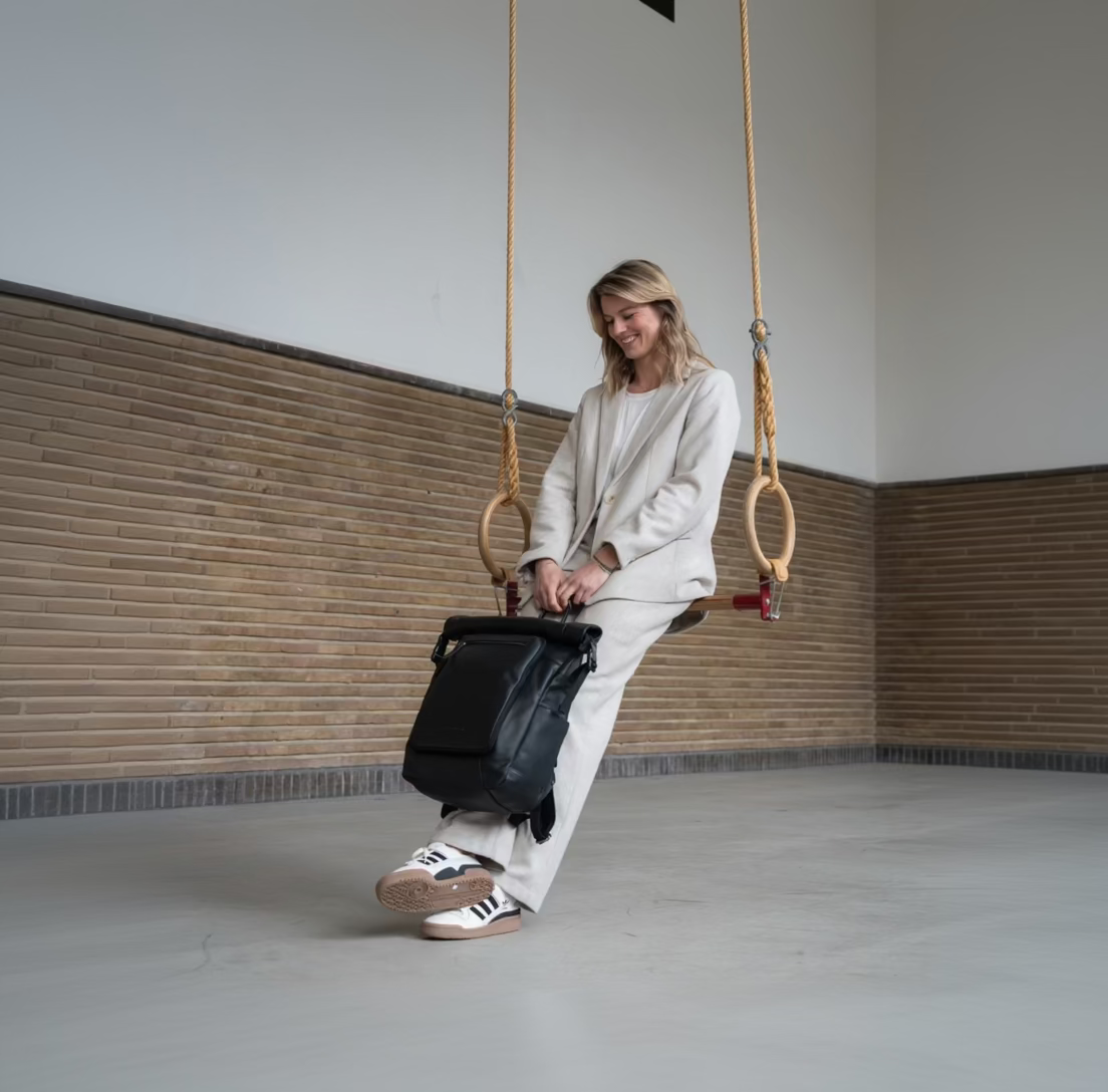 Vista interna Showing Dedicated Padded Laptop Sleeve &amp; Multi-Compartment Organization