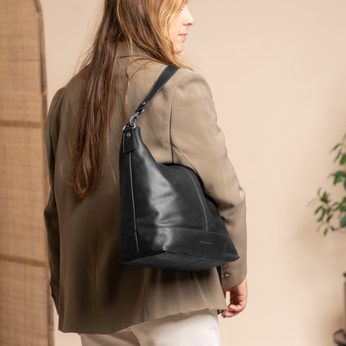 
Classic 100% Full-Grain leather Bag - Prospettiva posteriore con spallacci in pelle rinforzati