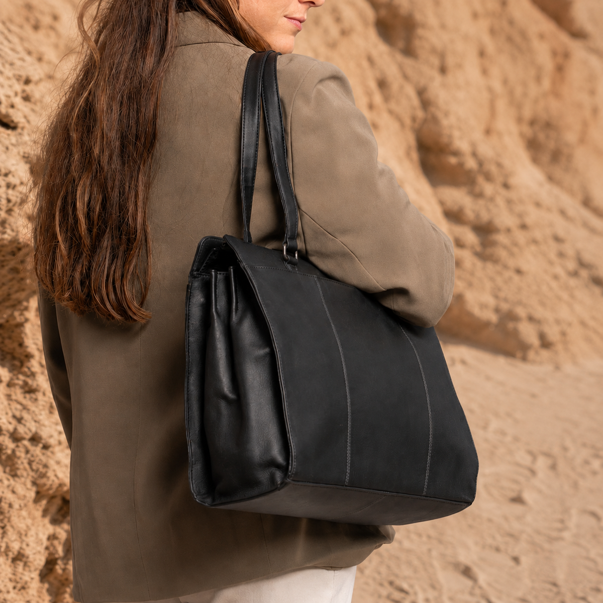 
Classic 100% Full-Grain leather Bag - Prospettiva posteriore con spallacci in pelle rinforzati
