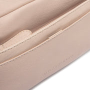 Solid Antique Brass Hardware &amp; Heavy-Duty Dual Zipper Detail on Liora Full-Grain Leather Shoulder Bag da Donna
