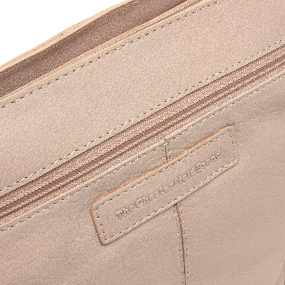 
Solid Antique Brass Hardware & Heavy-Duty Dual Zipper Detail on Zarita Borsa a spalla in pelle pieno fiore