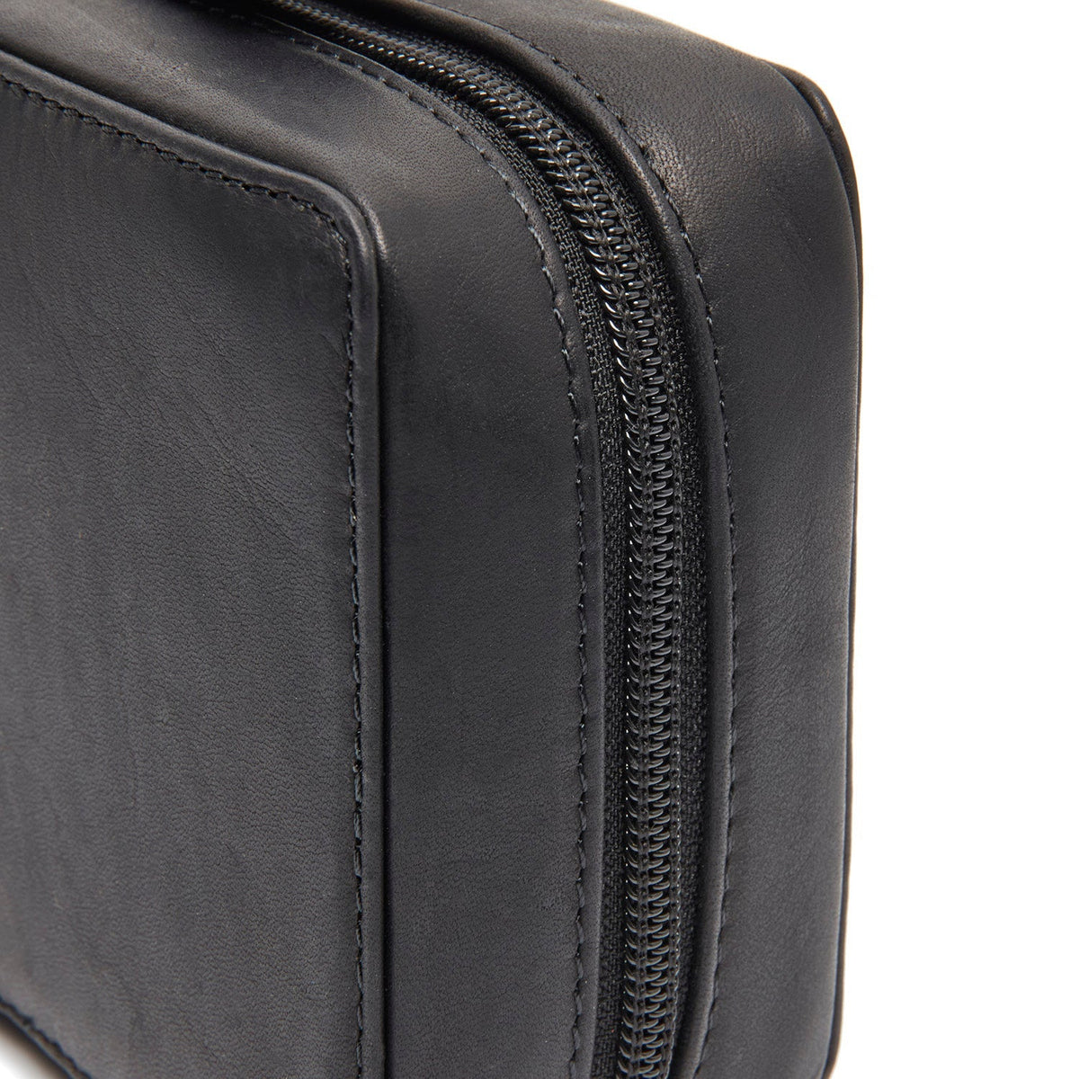 Dettaglio ravvicinato of Classic Collar &amp; Heavy-Duty Zipper Hardware on Leather Tech-Organizer Ardan da Donna