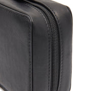 Dettaglio ravvicinato of Classic Collar &amp; Heavy-Duty Zipper Hardware on Leather Tech-Organizer Ardan da Donna