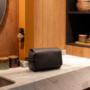 
Classic 100% Full-Grain leather Goods - Vista posteriore con spalle definite e orlo pulito