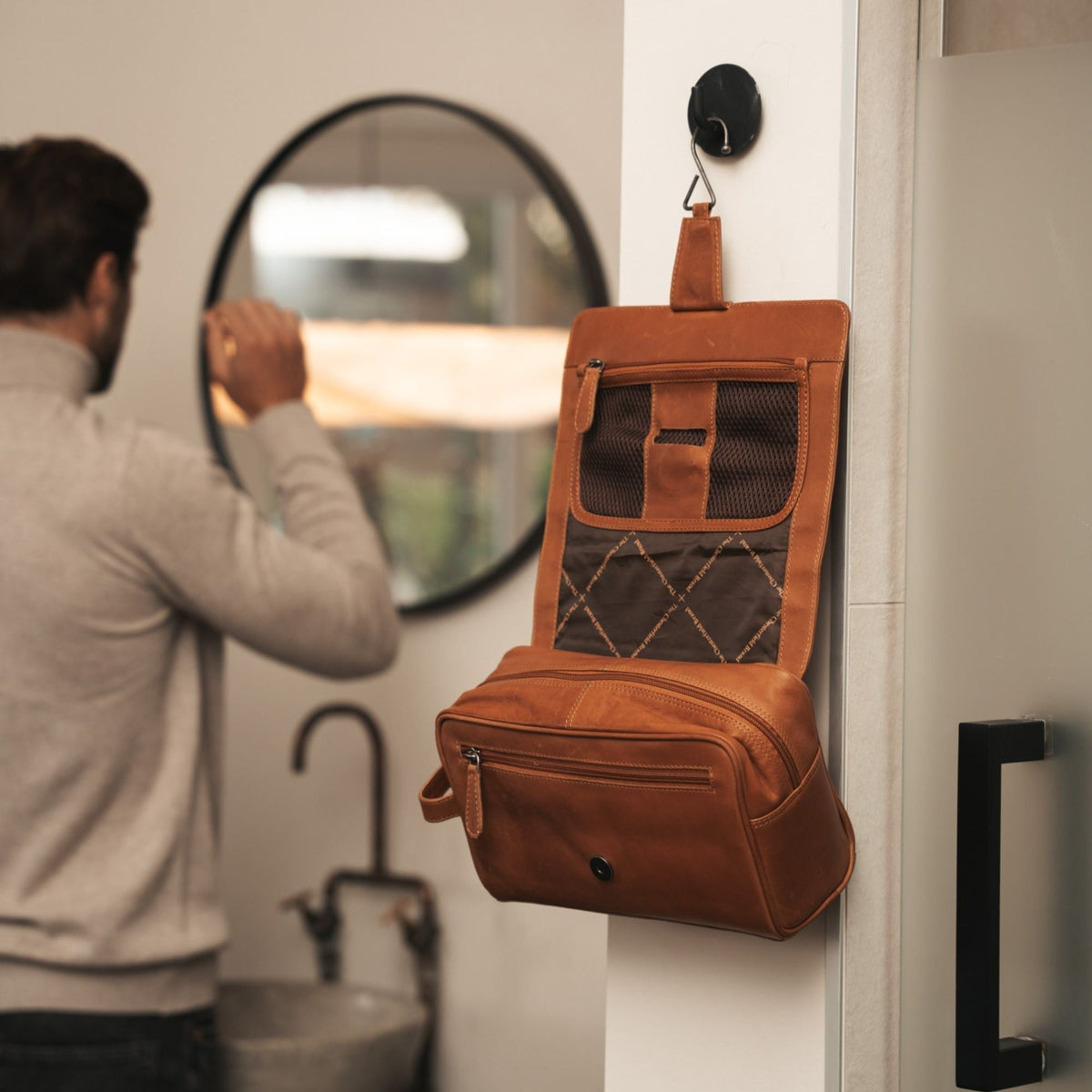 
Rosario Necessaire da viaggio in pelle pieno fiore – alternate product view 2
