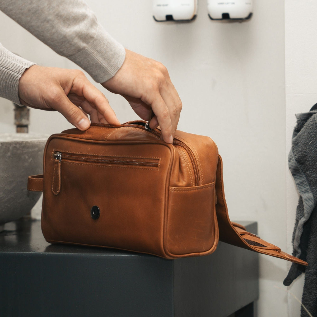 
Rosario Necessaire da viaggio in pelle pieno fiore – alternate product view 3