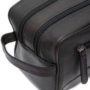 Dettaglio ravvicinato of Classic Collar &amp; Heavy-Duty Zipper Hardware on Stacey Full-Grain Leather Toiletry Bag da Donna