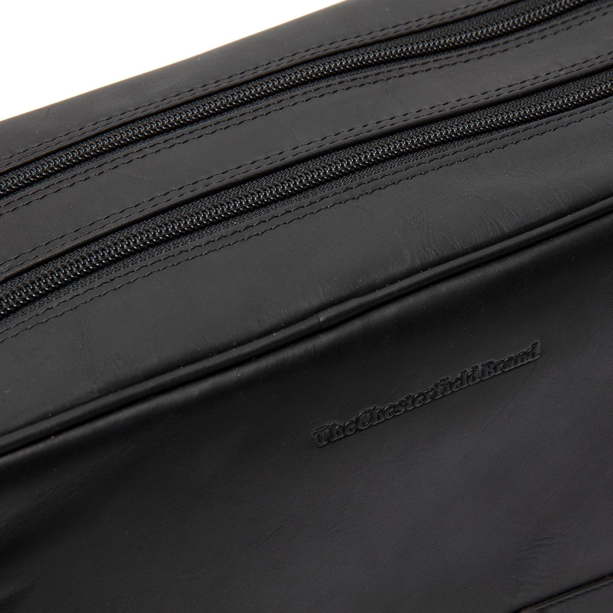 Dettaglio ravvicinato of Classic Collar &amp; Heavy-Duty Zipper Hardware on Stefan Full-Grain Leather Toiletry Bag da Donna