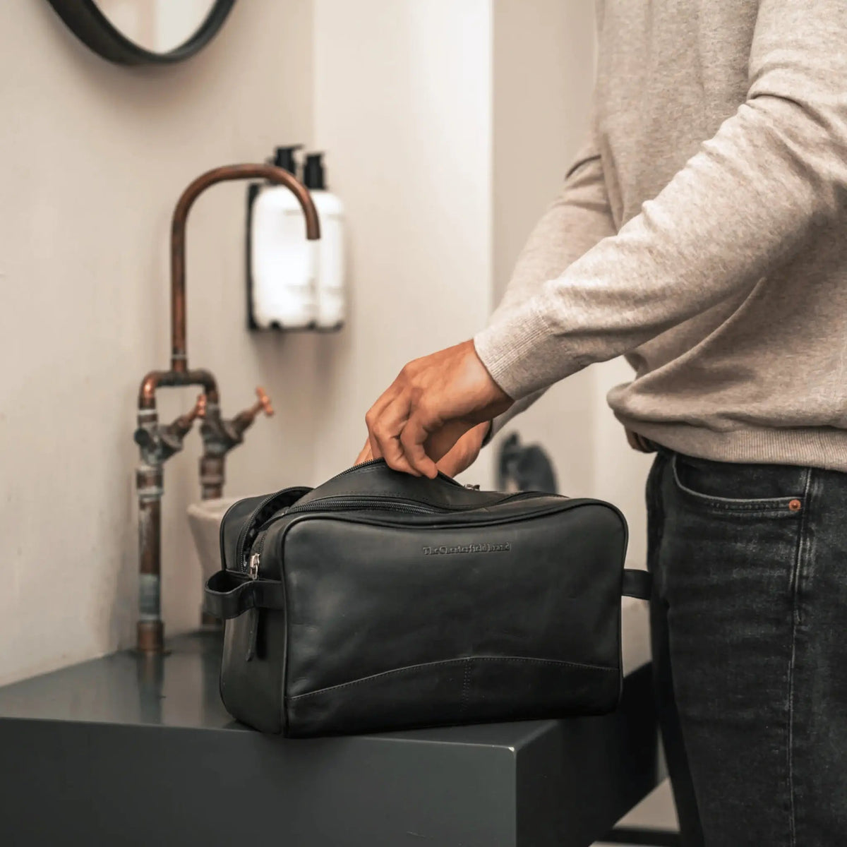 Stefan Full-Grain Leather Toiletry Bag da Donna - Lateral Side Profile View Showing Sleeve Cut &amp; Athletic Taper Fit