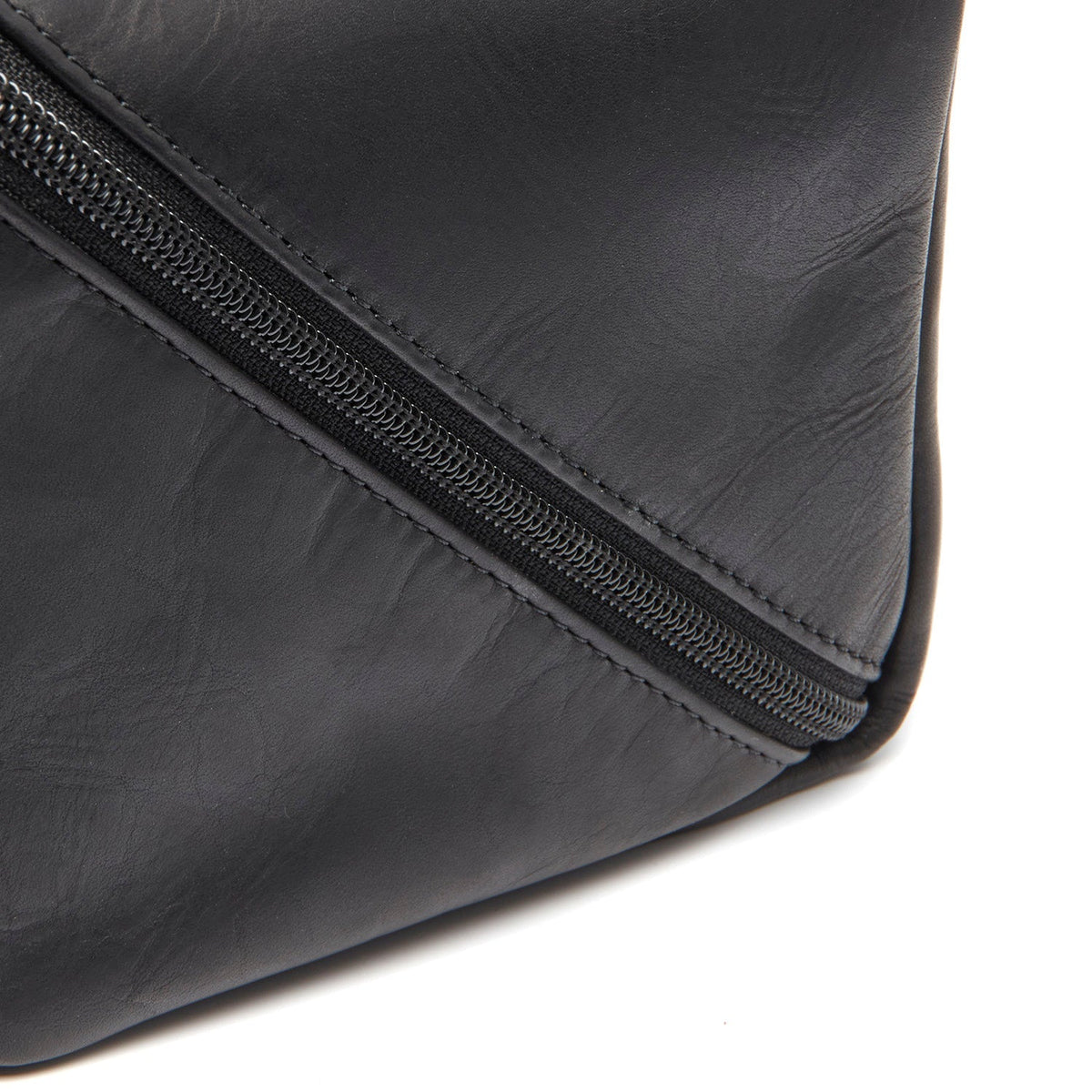 Dettaglio ravvicinato of Classic Collar &amp; Heavy-Duty Zipper Hardware on Trevia Full-Grain Leather Toiletry Bag da Donna