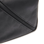 Dettaglio ravvicinato of Classic Collar &amp; Heavy-Duty Zipper Hardware on Trevia Full-Grain Leather Toiletry Bag da Donna