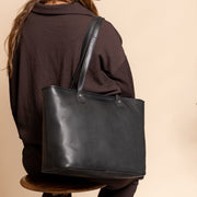 
Tan 100% Full-Grain leather Bag - Prospettiva posteriore con spallacci in pelle rinforzati