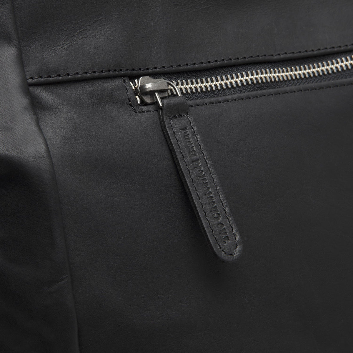 
Solid Antique Brass Hardware & Heavy-Duty Dual Zipper Detail on Berlin Borsa tote in pelle pieno fiore