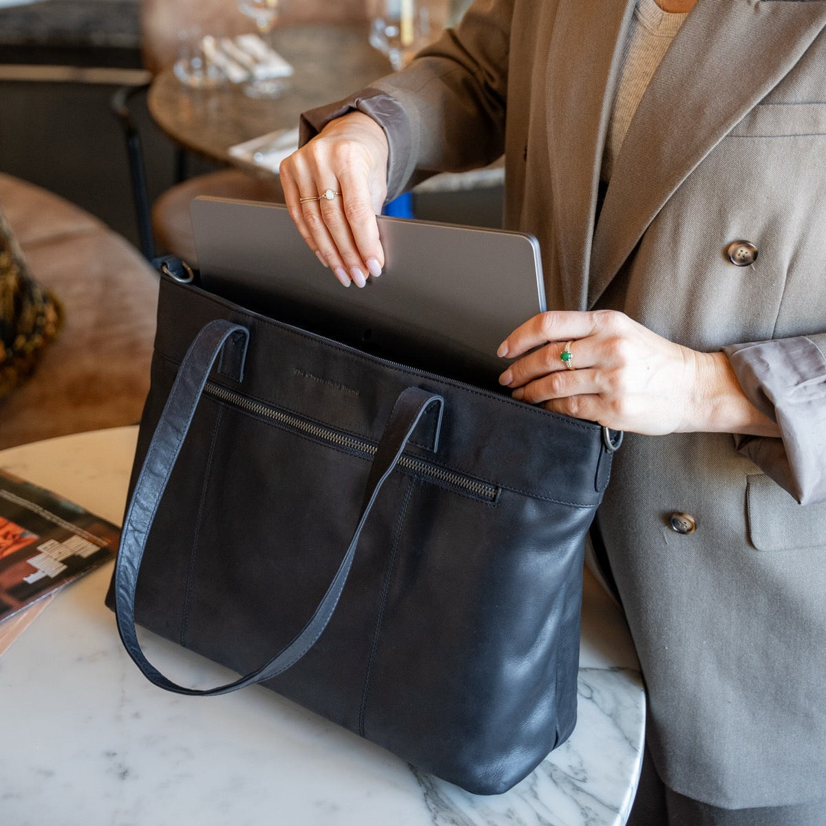 
Solid Antique Brass Hardware & Heavy-Duty Dual Zipper Detail on Osira Borsa tote in pelle pieno fiore