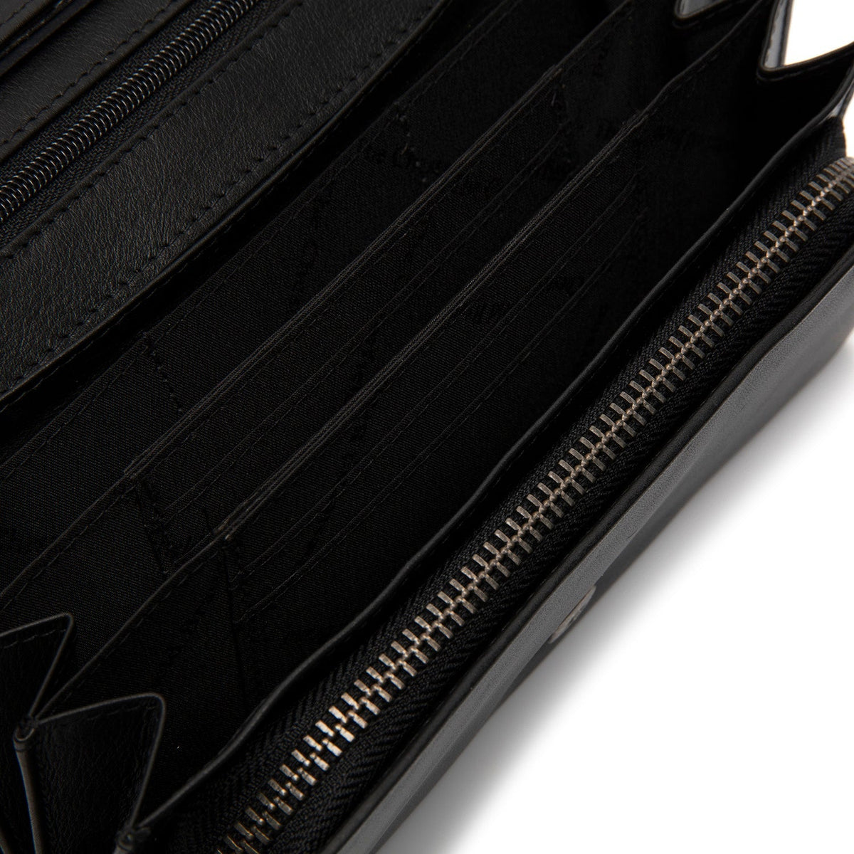 Solid Antique Brass Hardware &amp; Heavy-Duty Dual Zipper Detail on Arvento Full-Grain Portafoglio in Pelle da Donna